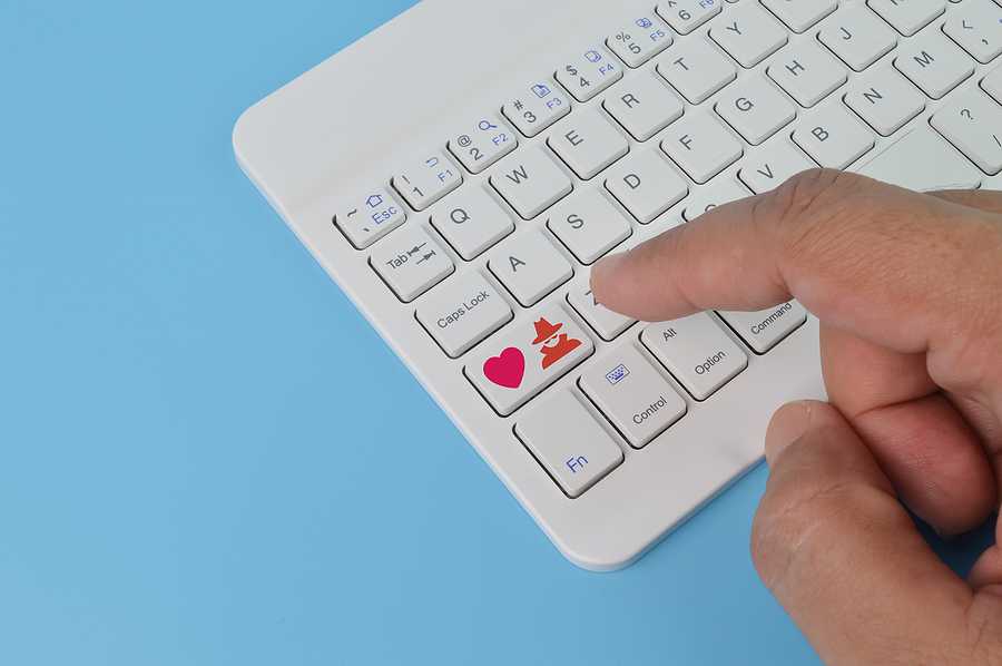 Online Dating Safely - How to Spot Online Dating Scammers